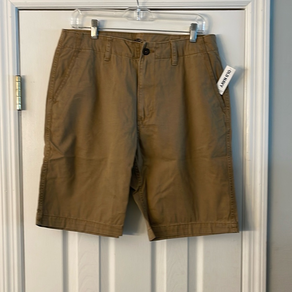 Old Navy Men's Khaki Shorts 34" Waist. 9" Length.